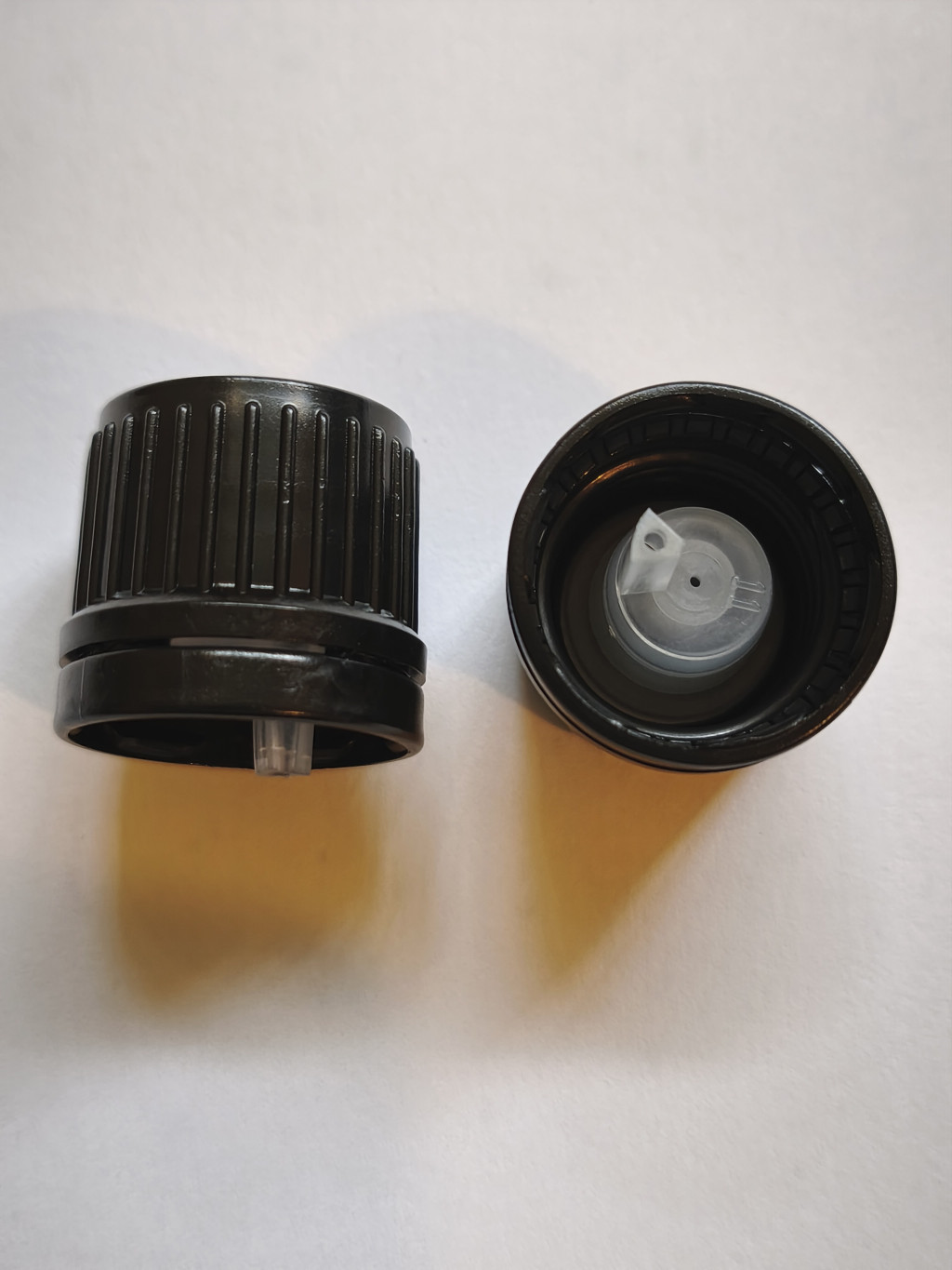 Image of Gyógyszeres üvegre kupak, DIN 18, csepp. betétes ( 0,7 ), fekete