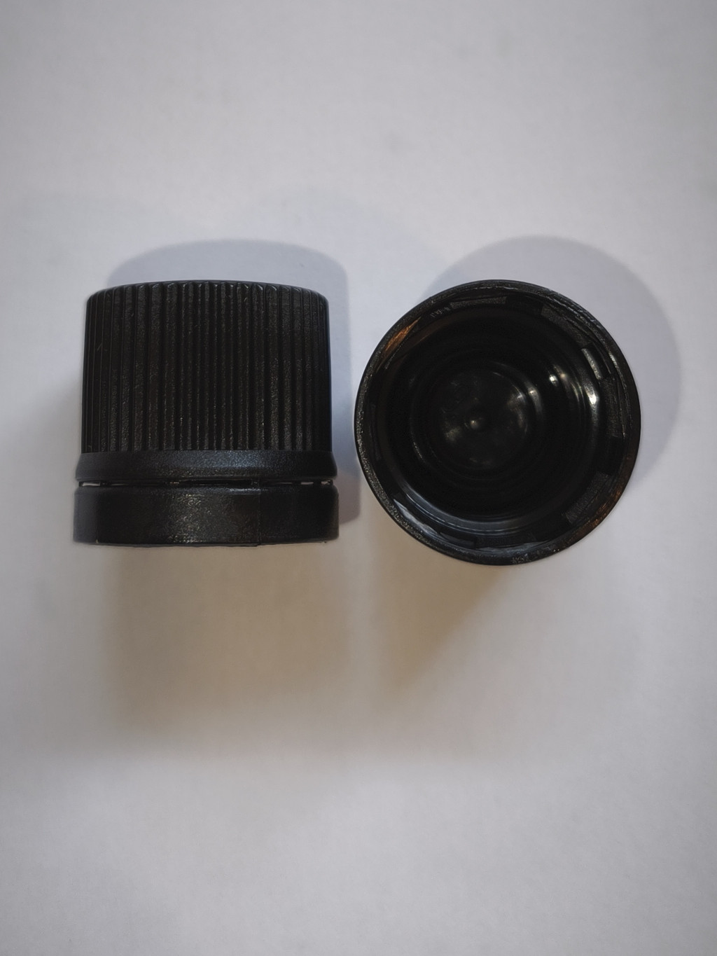 Image of Gyógyszeres üvegre kupak, DIN 18, garanciazáras, fekete